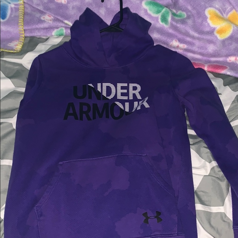 A juniors under armour sweatshirt